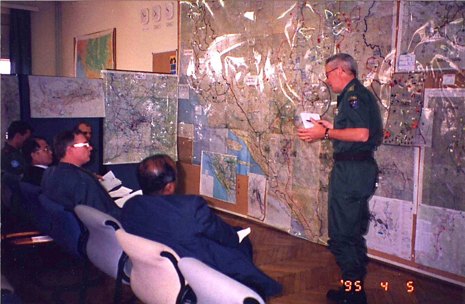 Col. Svensson briefing SRSG Mr Akashi and others at UNPROFOR HQ i Zagreb 1995.